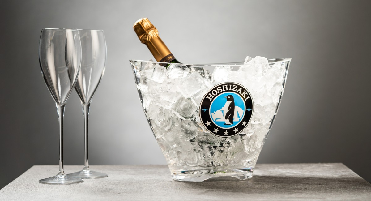 Wiaderko z szampanem i lodem stworzonym przez urządzenia Hoshizaki